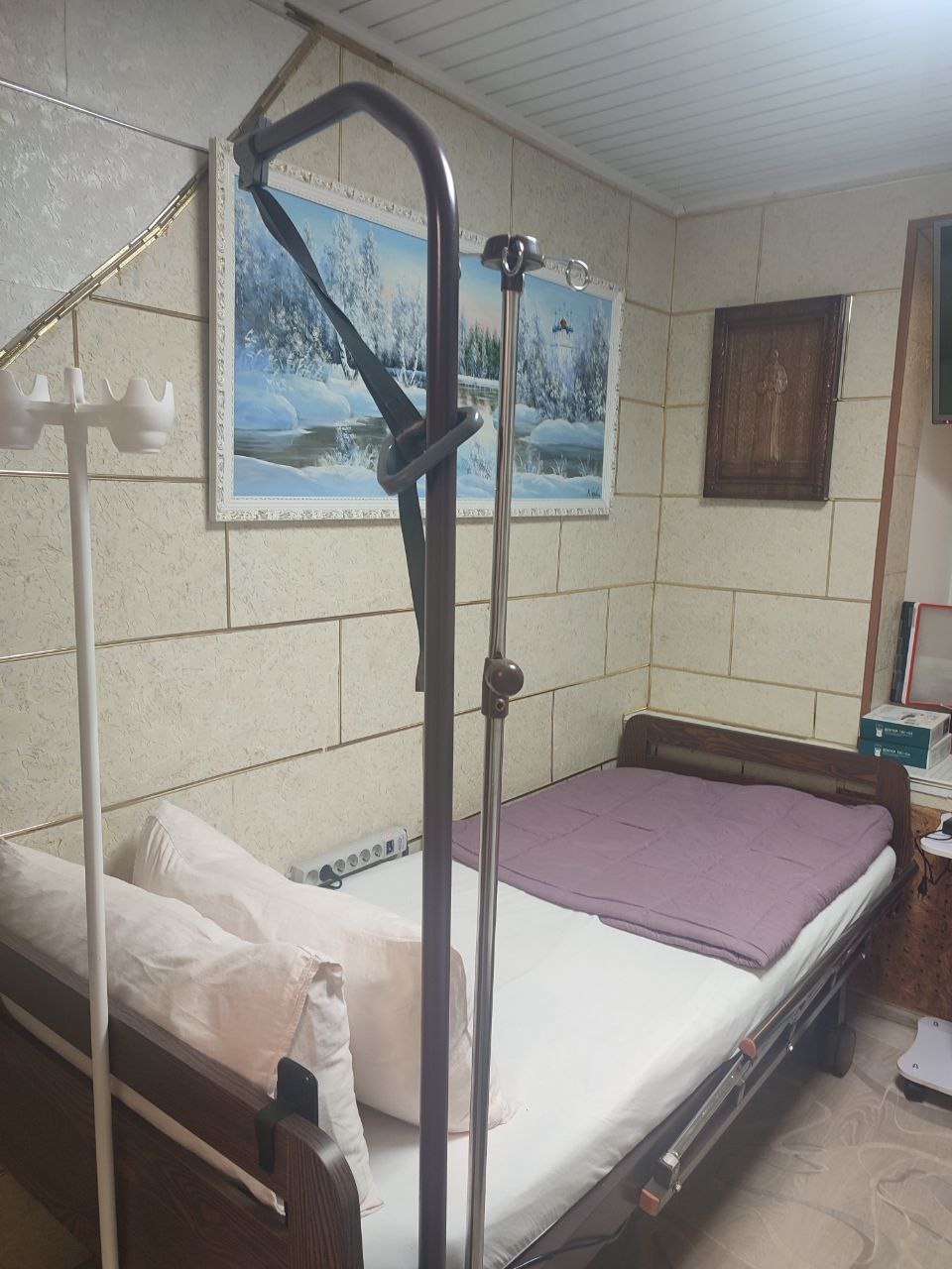Кровать и медицинское оснащение в двухместной палате стационара
